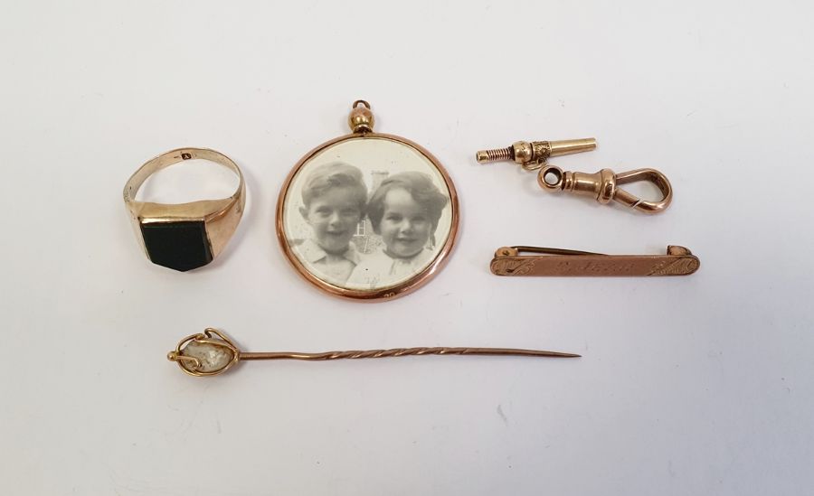 9ct gold clip, another clip, a gold-coloured locket, a bar brooch and a gent's gold and bloodstone