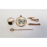 9ct gold clip, another clip, a gold-coloured locket, a bar brooch and a gent's gold and bloodstone
