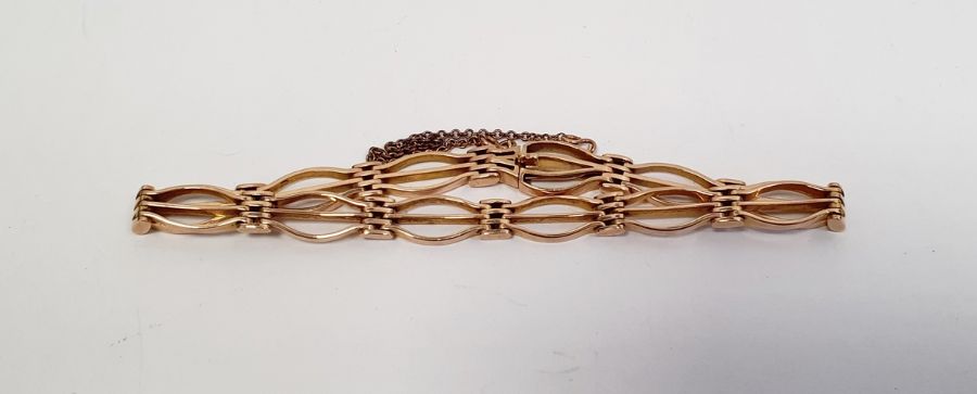 15ct gold gate-pattern bracelet, each gate of three bars and having safety chain, 12.6g gross