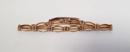 15ct gold gate-pattern bracelet, each gate of three bars and having safety chain, 12.6g gross