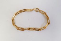 18ct gold bracelet of textured staple pattern links, 750 mark, 16g approx.