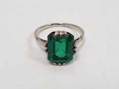 18ct white gold ring set baguette-cut emerald-coloured green stone Condition ReportWe're not