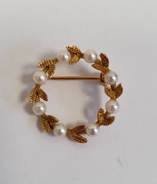 9ct gold and pearl circlet brooch interspersed with engraved foliage, in Gieves blue leather and
