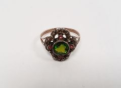 Late Victorian/Edwardian green and pink stone ring set centre circular facet-cut green stone,