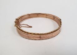 9ct gold bangle, hinged and ribbed with scalloped and beaded border, 15.4g overall