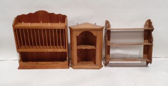 Pine wall-hanging platerack, a corner cupboard and a further rack (3)