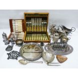 Electroplated wares to include tea cannister with basket-weave type decoration, cream jugs, trays,