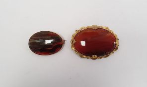 Antique agate brooch, oval, with gold-coloured wavy line mount and a gold-coloured and banded