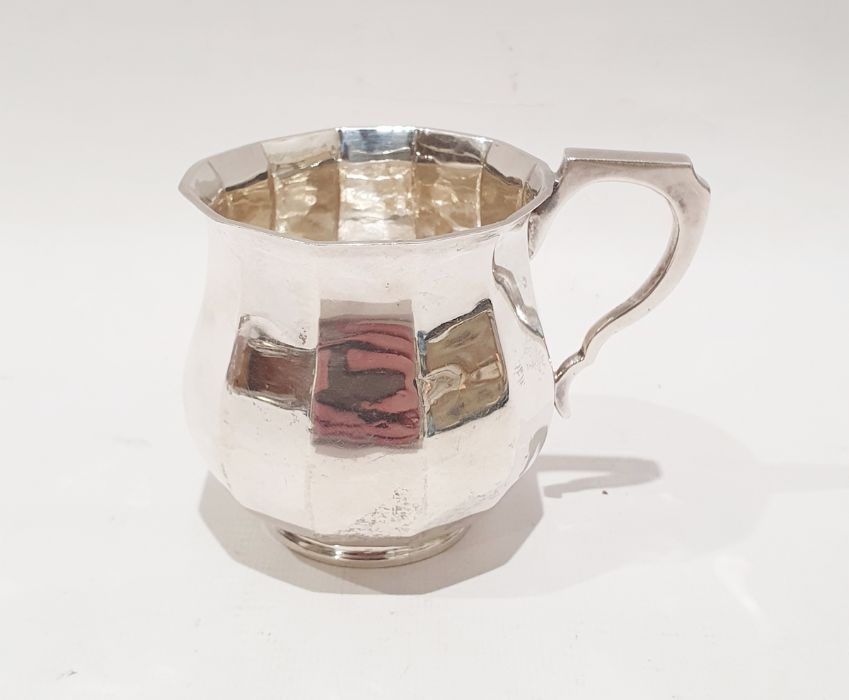 George V silver mug of faceted baluster form, on circular foot, London 1910, William Comyns &