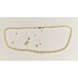 String of graduated cultured pearls with gold-coloured clasp and several loose pearls