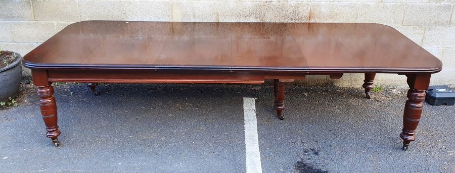 Victorian mahogany extending dining table, rectangular with curved corners, double mould edge, on