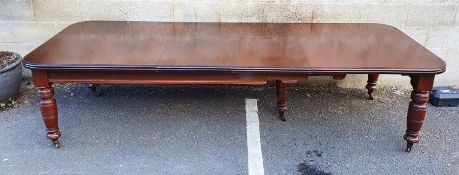 Victorian mahogany extending dining table, rectangular with curved corners, double mould edge, on