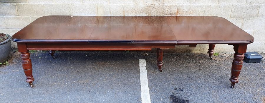 Victorian mahogany extending dining table, rectangular with curved corners, double mould edge, on - Image 2 of 26