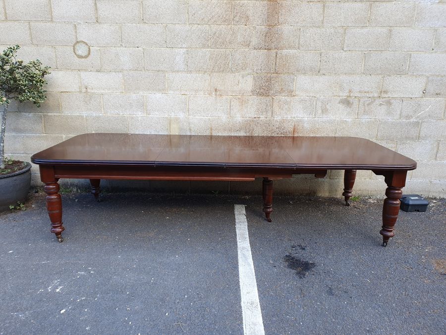 Victorian mahogany extending dining table, rectangular with curved corners, double mould edge, on - Image 4 of 26