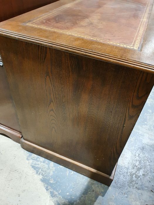 Late 19th/early 20th century oak desk, the leather - Image 14 of 20