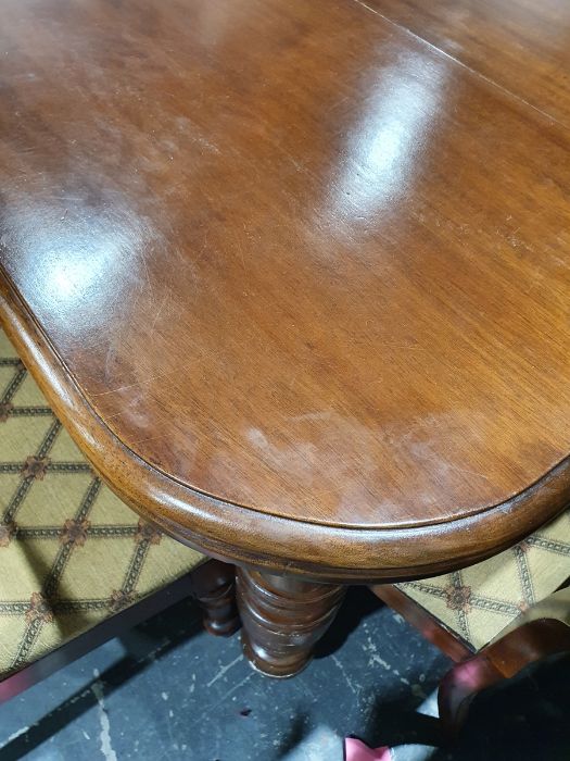 Victorian mahogany extending dining table, rectangular with curved corners, double mould edge, on - Image 16 of 26