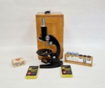Students microscope in case (21 x 23.5 x 37 cm)