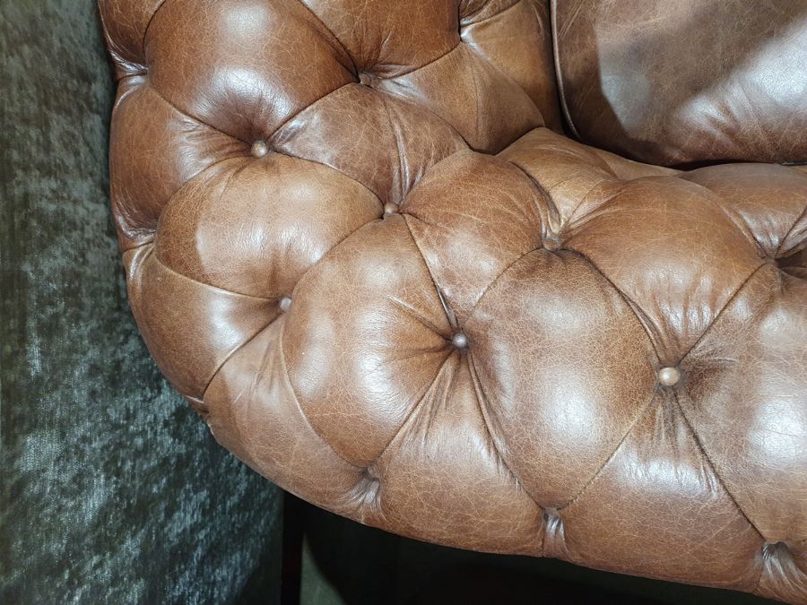 Modern two-seater brown leather Chesterfield sofa  Condition ReportSome light surface marks and - Image 15 of 21