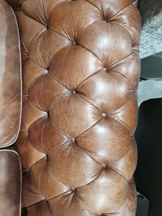Modern two-seater brown leather Chesterfield sofa  Condition ReportSome light surface marks and - Image 16 of 21