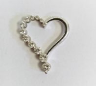 14K white gold and diamond heart-shaped openwork pendant set 12 graduated stones, 2.5cm high, 3g