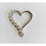 14K white gold and diamond heart-shaped openwork pendant set 12 graduated stones, 2.5cm high, 3g