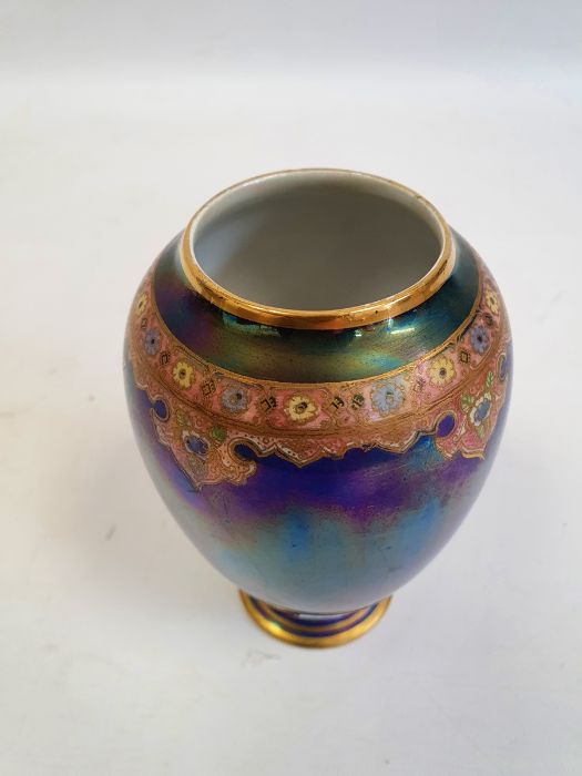 Carltonware lustre vase and cover, ovoid, floral decorated on a blue ground, 17cm high and a - Bild 5 aus 20