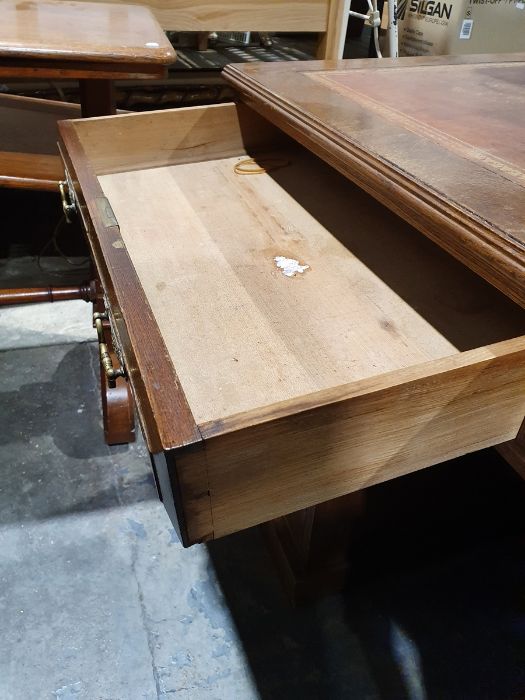 Late 19th/early 20th century oak desk, the leather - Image 15 of 20