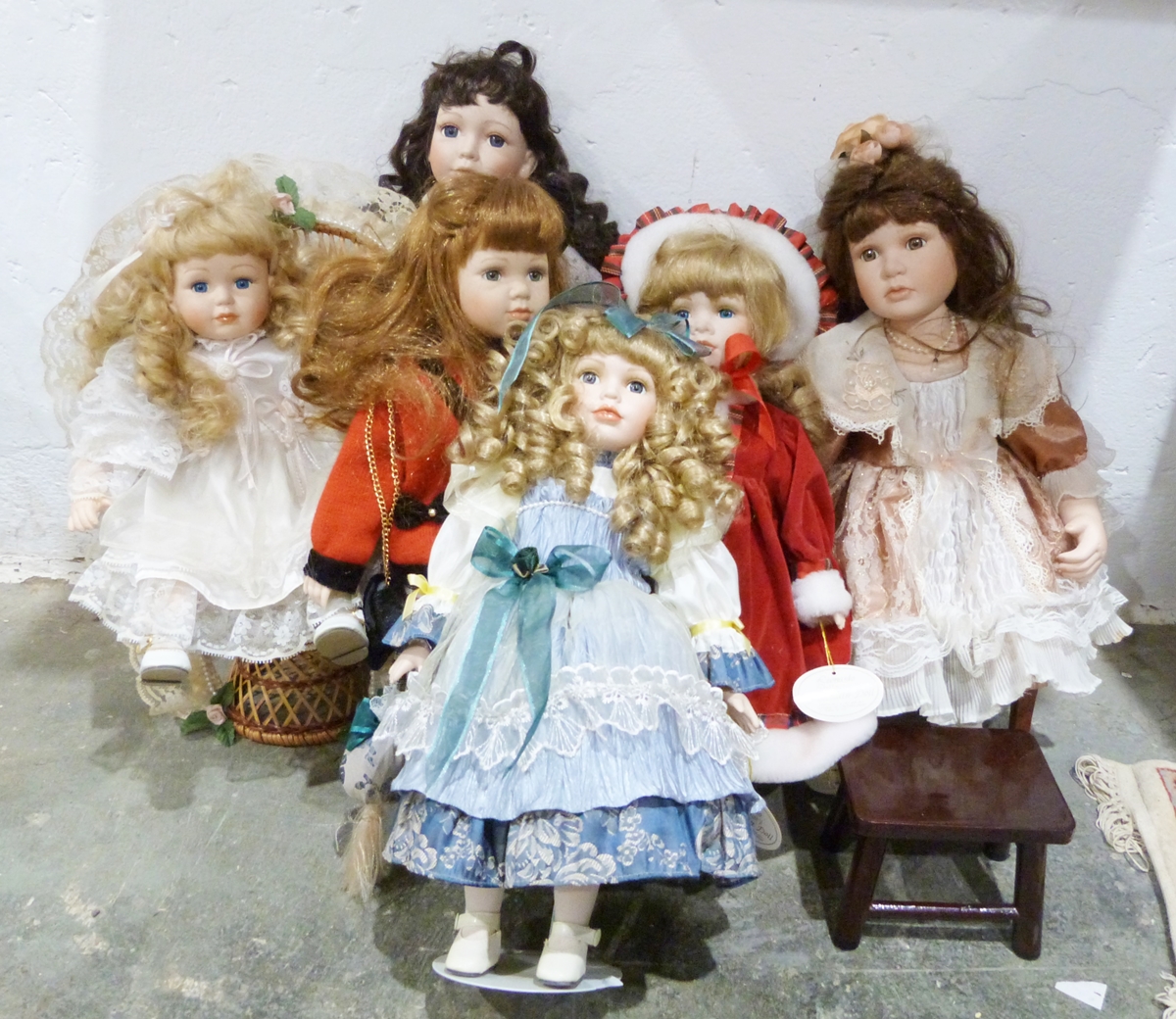 Assorted modern dolls to include Knightsbridge Collection, Leonardo collection, etc