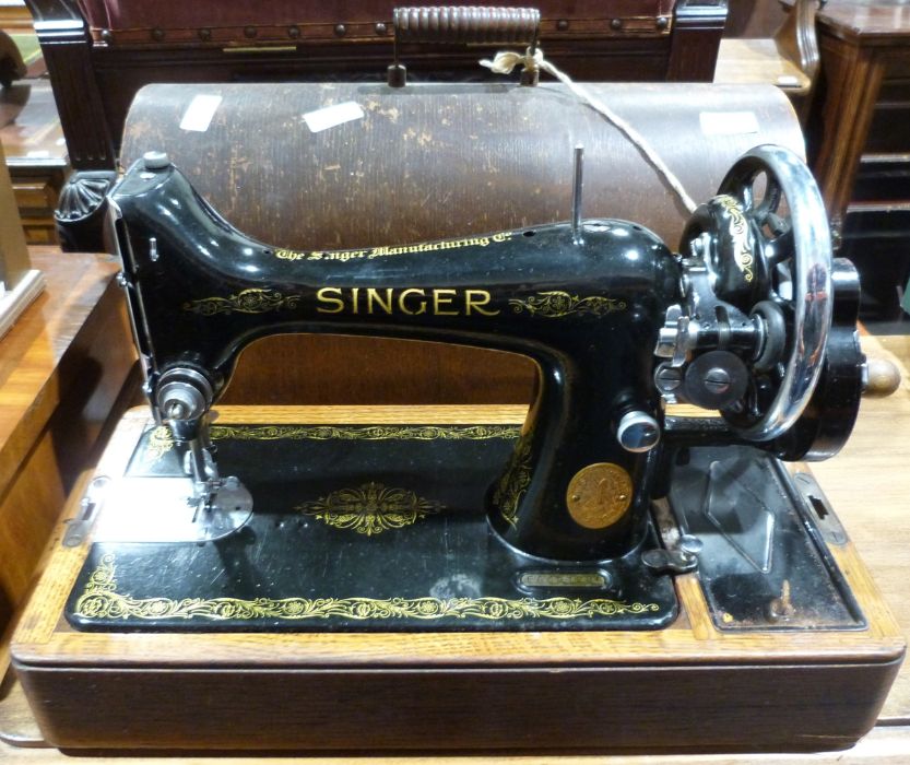 Singer sewing machine, model no.EA591286 in domed wooden case