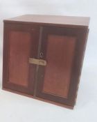 Mahogany coin cabinet with 28 trays, velvet inlaid, with later added brass lock  Condition