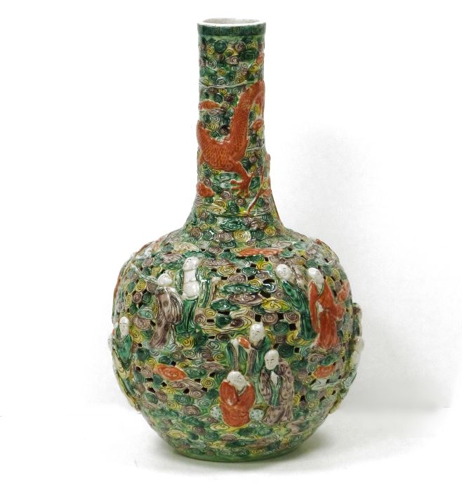 Chinese famille verte vase, the reticulated vase with openwork stylized clouds with immortal - Image 2 of 8