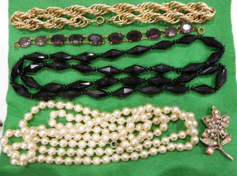 Costume jewellery to include necklaces, etc (1 box) - Image 2 of 4