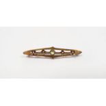 9ct gold, peridot and seedpearl bar brooch centred by single peridot and flanked by tiny