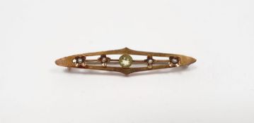 9ct gold, peridot and seedpearl bar brooch centred by single peridot and flanked by tiny