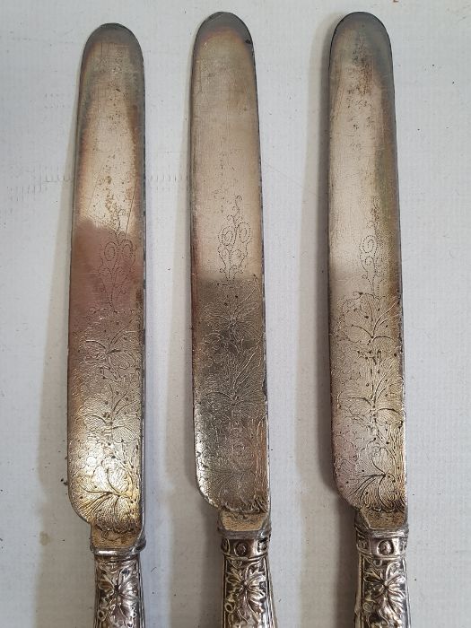 Set of five silver-handled fruit knives and forks with embossed berry on vine decoration to the - Image 5 of 27