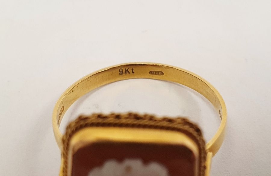 9ct gold and carved shell cameo ring, rectangular with female portrait on a brown ground, - Image 3 of 3