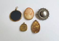 9ct gold oval mounted locket (dented and worn) with engraved decoration, early to mid-twentieth