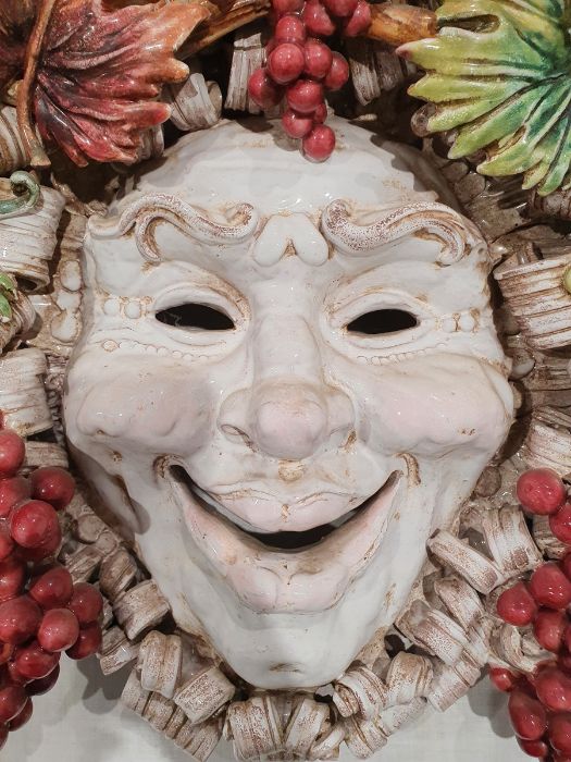 Perseo pottery Bachanalian wall mask with smiling face and fruiting vine, 42cm high x 44cm wide - Image 4 of 19