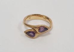 18ct yellow gold crossover ring set with pear-drop cut amethysts, stamped 750, approx. 6g