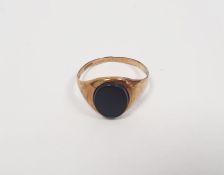 9ct gold and black onyx gentleman’s ring, 2g Condition Reportsurface scratches - small nibbles to
