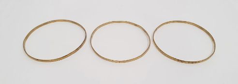 Three various continental gold bangles, probably 9ct, not hallmarked, 13g