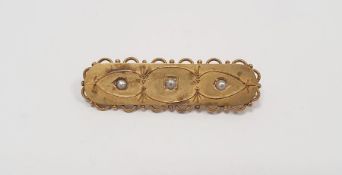Victorian 15ct gold brooch set with three seed pearls, 4g