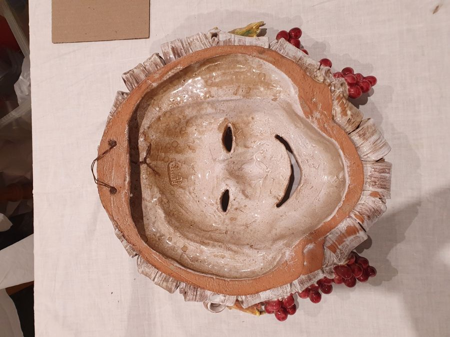 Perseo pottery Bachanalian wall mask with smiling face and fruiting vine, 42cm high x 44cm wide - Image 19 of 19