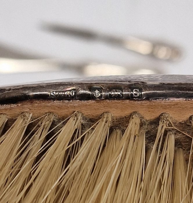 Silver-backed dressing table items to include brushes, a steel shoe horn, a silver-handled shoe horn - Image 6 of 6