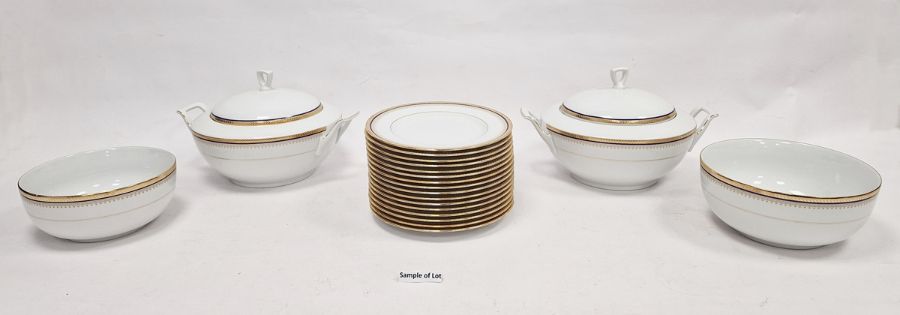 Extensive German Kahla porcelain dinner service, having four various sized plates, mainly for 14, to