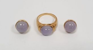 18k yellow gold ring set with a polished cabochon chalcedony, stamped 750, 18k, approx. 5g and a