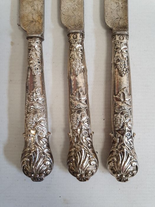 Set of five silver-handled fruit knives and forks with embossed berry on vine decoration to the - Image 4 of 27