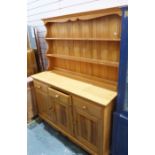 Modern pine dresser, the ogee moulded cornice above plate shelves, on base of three drawers and