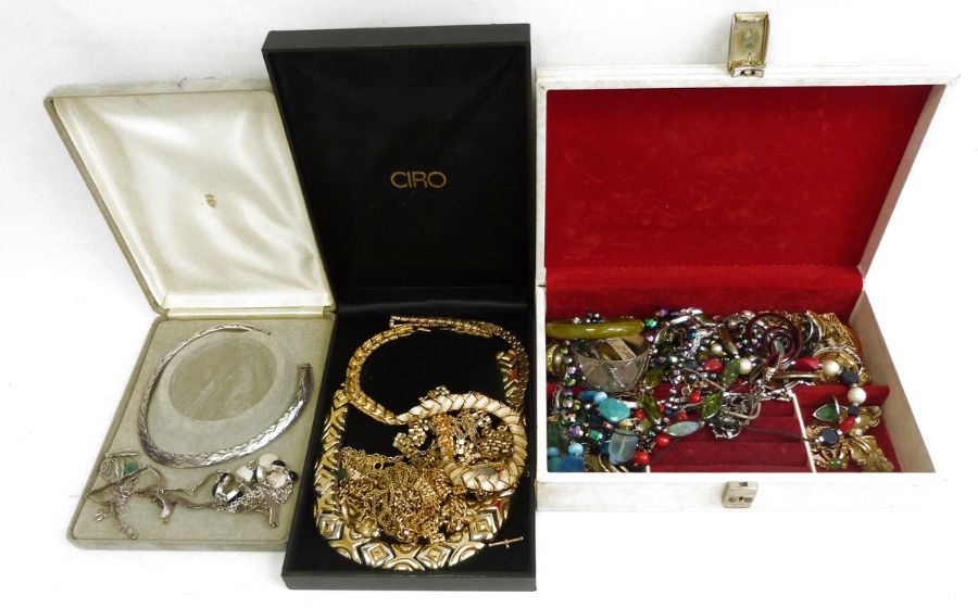Assorted costume jewellery to include yellow metal chain, brooches, necklaces, bangles, etc (2 box) - Image 3 of 3