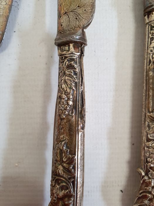 Set of five silver-handled fruit knives and forks with embossed berry on vine decoration to the - Image 9 of 27